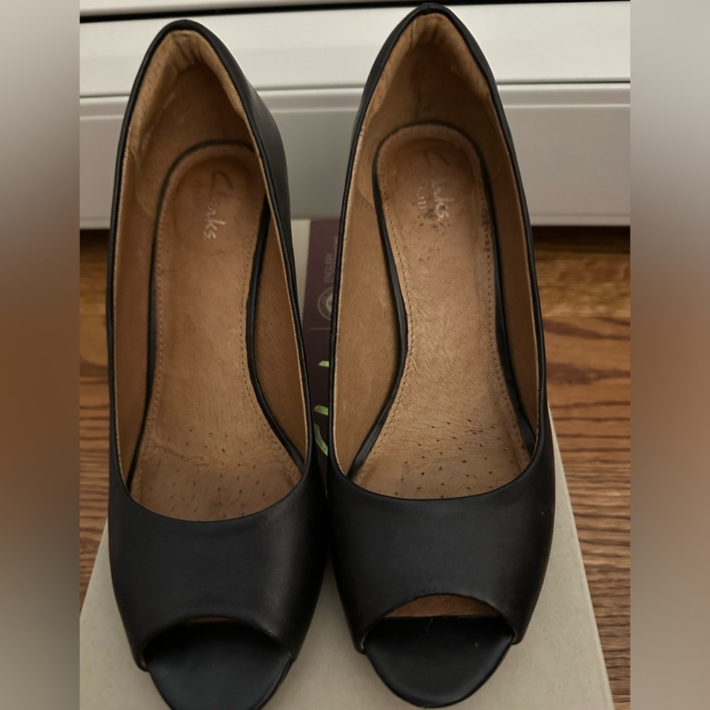 Clarks women peep toe pumps (Brand New)